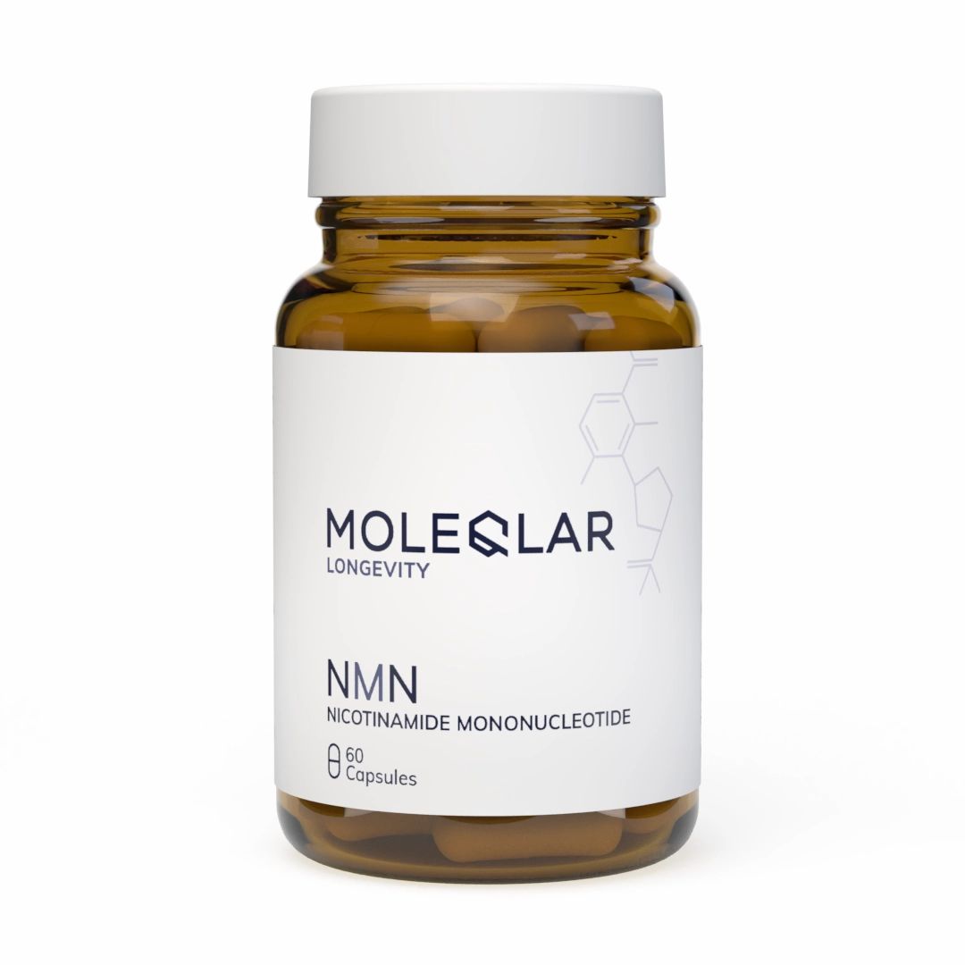 Braune Glasflasche mit weißem Deckel. Etikett mit "MOLEQLAR" und "NMN Nicotinamid Mononukleotid". Enthält 60 Kapseln.