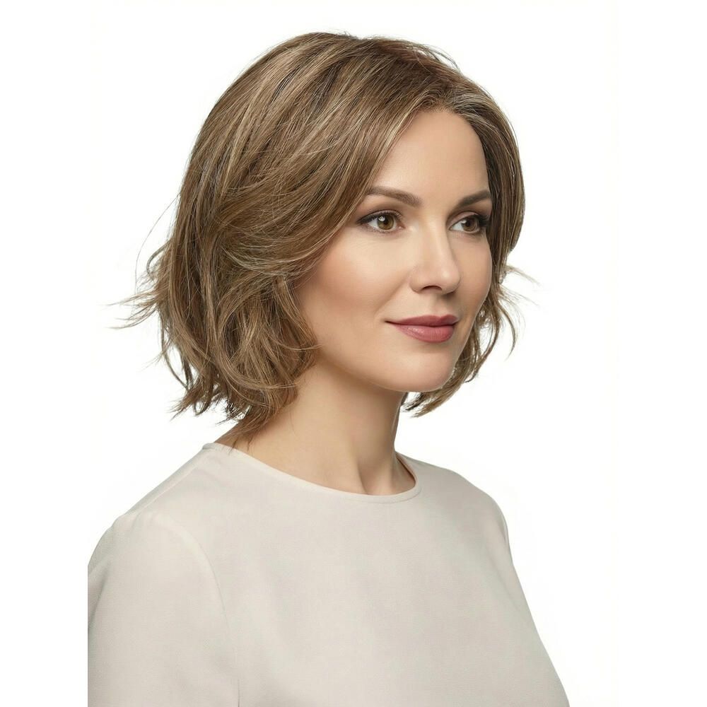 Perücke Lilie von trendhair. Kurze, gewellte Kunsthaarperücke in Blond- und Brauntönen. Nahaufnahme einer Frau.