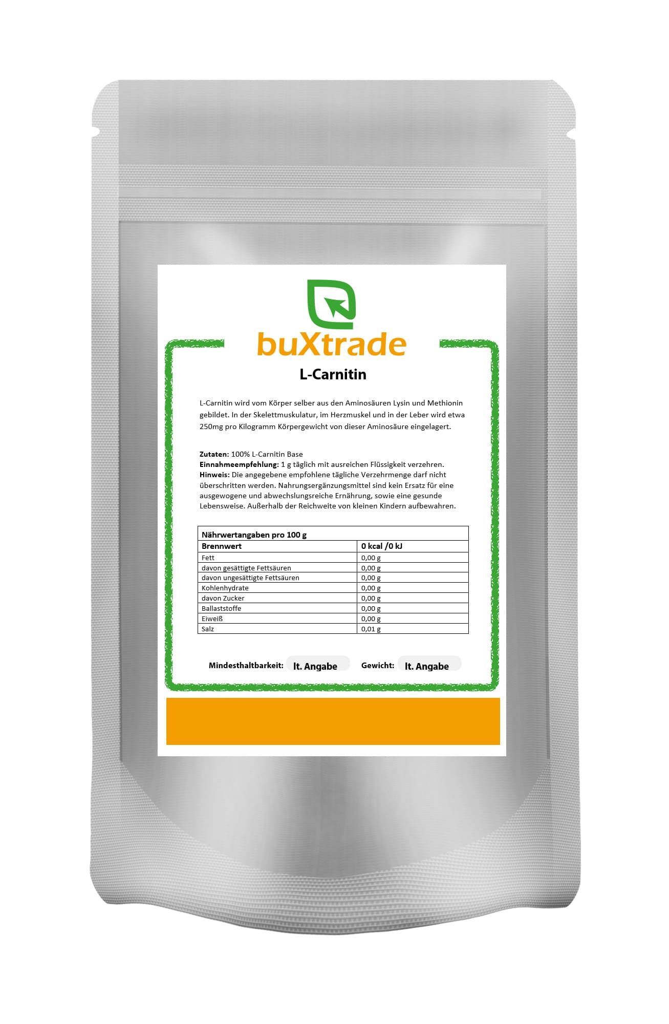 Beutel mit Produkt. Aufschrift: buXtrade L-Carnitin. Grün umrandetes Etikett mit Nährwertangaben. Weißer Hintergrund.