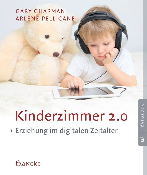 Buchcover: Kinderzimmer 2.0. Autoren Gary Chapman, Arlene Pellicane. Kind mit Kopfhörern, Tablet und Teddybär.