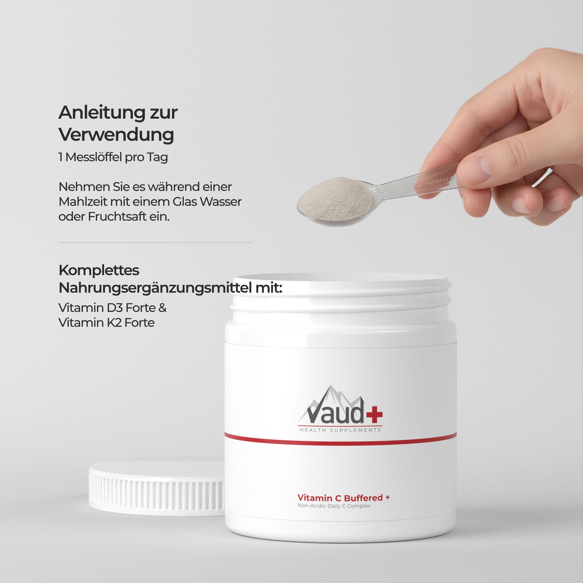 Hand mit Messlöffel über Dose. Text: Anleitung zur Verwendung. Produkt: Vitamin C Buffered +.