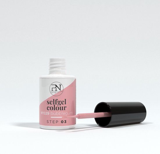 Nagellackflasche mit Pinsel. Aufschrift: PN Selfgel Colour, N°029 Bubblegum, Step 03. Pinsel mit rosa Lack.
