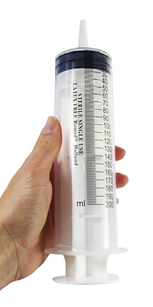 Blasenspritze, transparent, mit schwarzem Kolben. Skala bis 200 ml. Latex- und sterilfrei. In Hand gehalten.