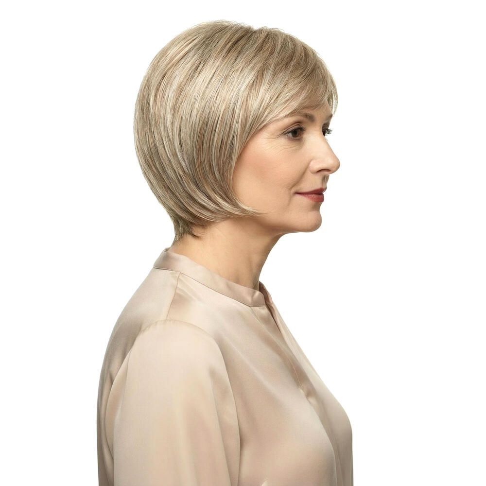 Kurzhaarperücke in Blondtönen, Seitenansicht einer Frau. Haarschnitt mit Pony.