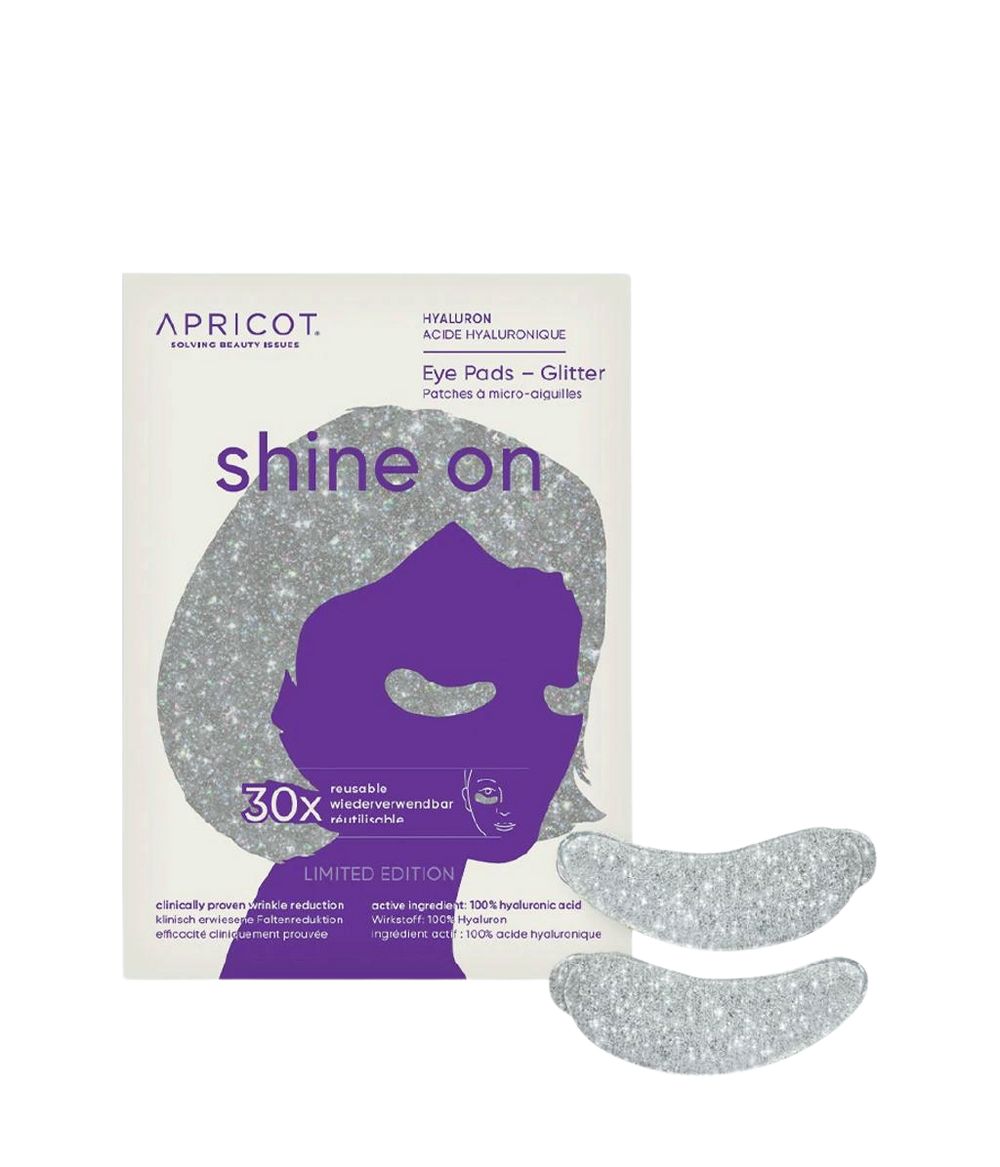 Verpakking met oogpads. Opschrift: APRICOT, Hyaluron, Eye Pads - Glitter, 30x. Twee pads ernaast.