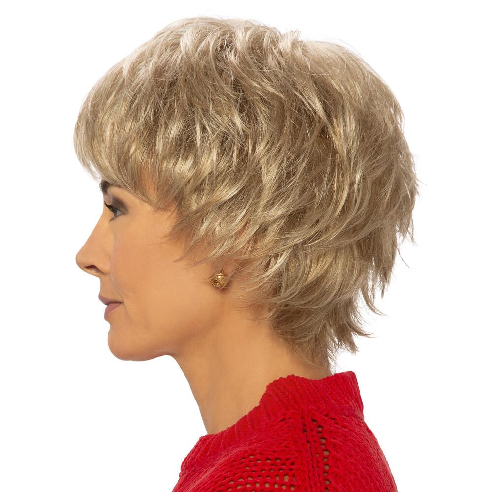 Perücke Mary von Lofty, blond, kurze Frisur. Frau im Profil, rotes Oberteil.