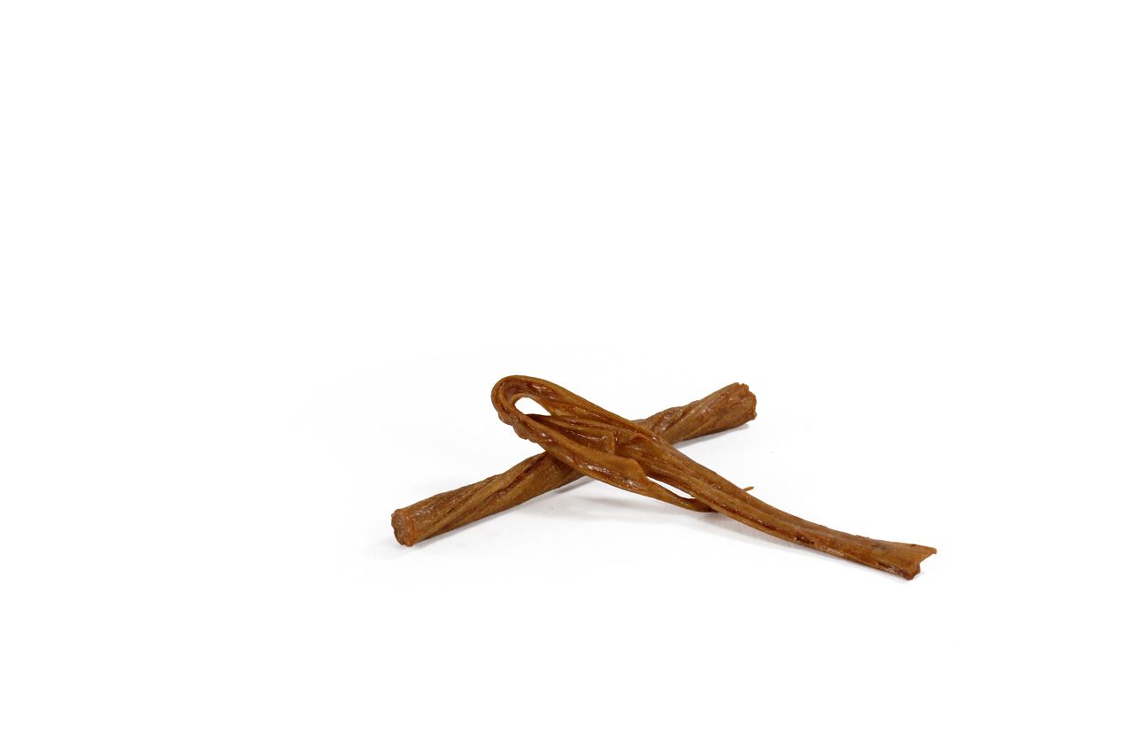 Zwei braune, verdrehte Kausnacks auf weißem Hintergrund. Die Snacks sind länglich und haben eine unregelmäßige Form.