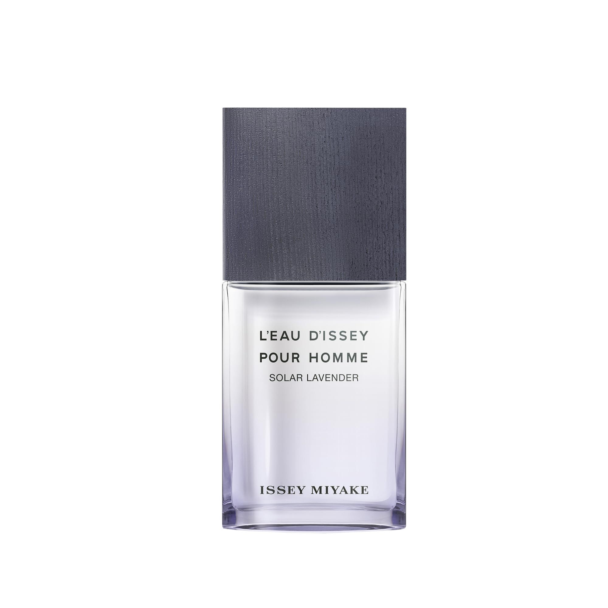 Rechteckiger Flakon mit dunklem Deckel. Aufschrift: L'EAU D'ISSEY POUR HOMME Solar Lavender. Marke: Issey Miyake.