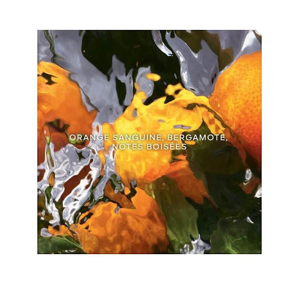Orangen und Wasser. Text: Orange Sanguine, Bergamote, Notes Boisées.