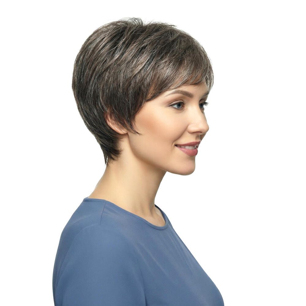 Kurzhaarperücke mit grau-melierten Strähnen. Dreiviertelansicht. Frau mit blauem Oberteil.