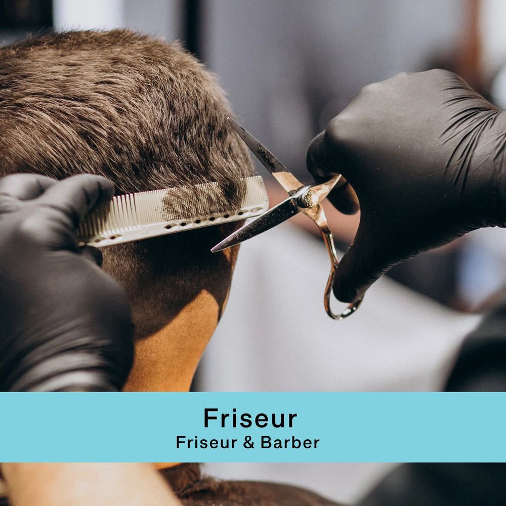 Hände mit schwarzen Handschuhen schneiden Haare. Text: Friseur, Friseur & Barber.