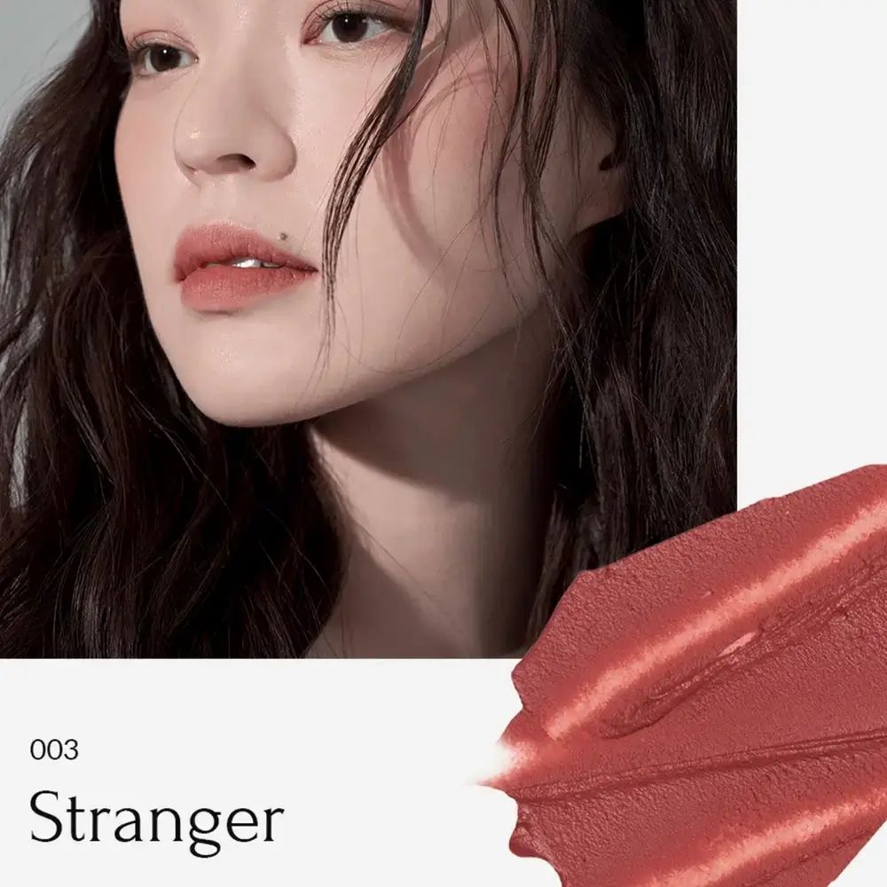 Frau mit Lippen-Make-up. Lippenstiftfarbe: Stranger. Text: 003 Stranger.