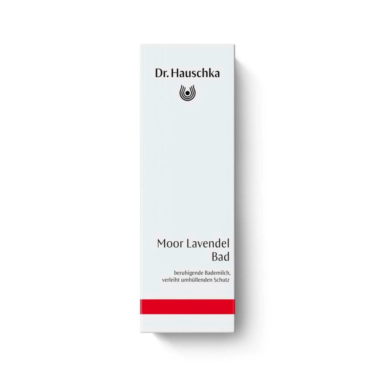 Weiße Verpackung mit "Dr. Hauschka", "Moor Lavendel Bad". Roter Streifen am unteren Rand. Text in Deutsch.