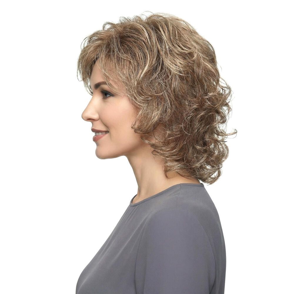 Profil einer Frau mit Perücke. Kurze, wellige Haare in Blond- und Brauntönen.