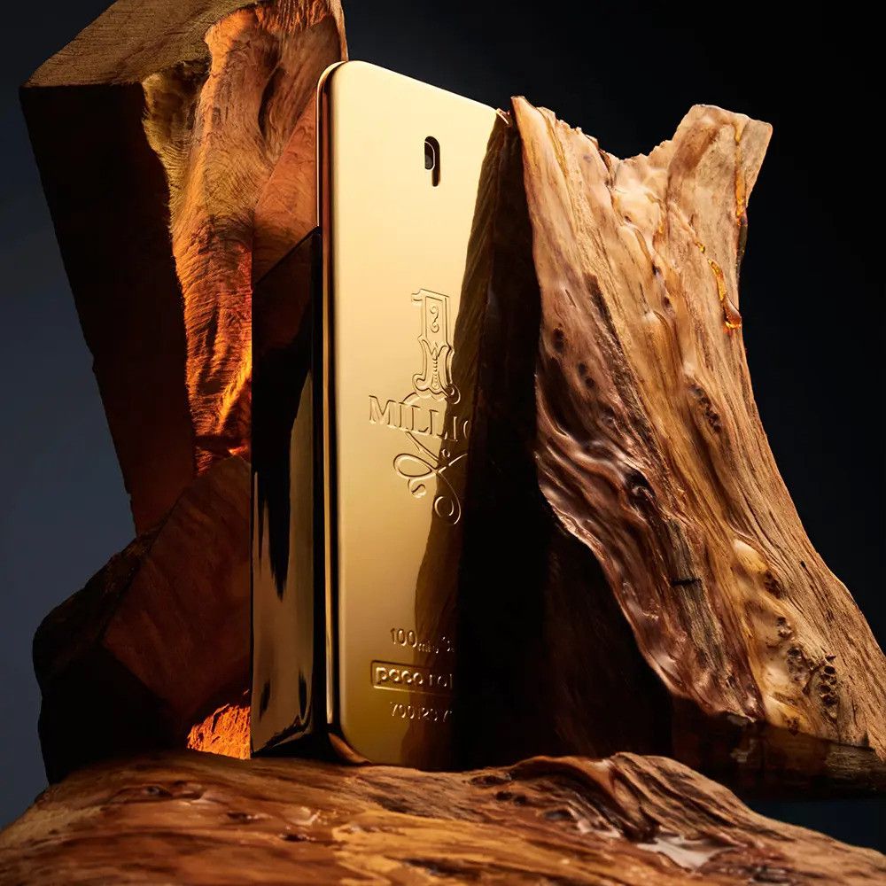 Goldfarbener Flakon, umgeben von Holzstücken. Aufschrift '1 Million' und Rabanne-Logo.