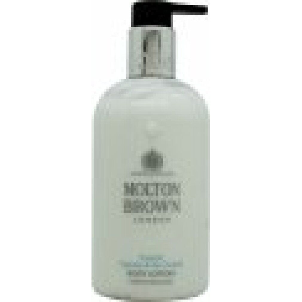 Weiße Pumpflasche mit silbernem Halsband und schwarzem Pumpaufsatz. Molton Brown London Body Lotion.