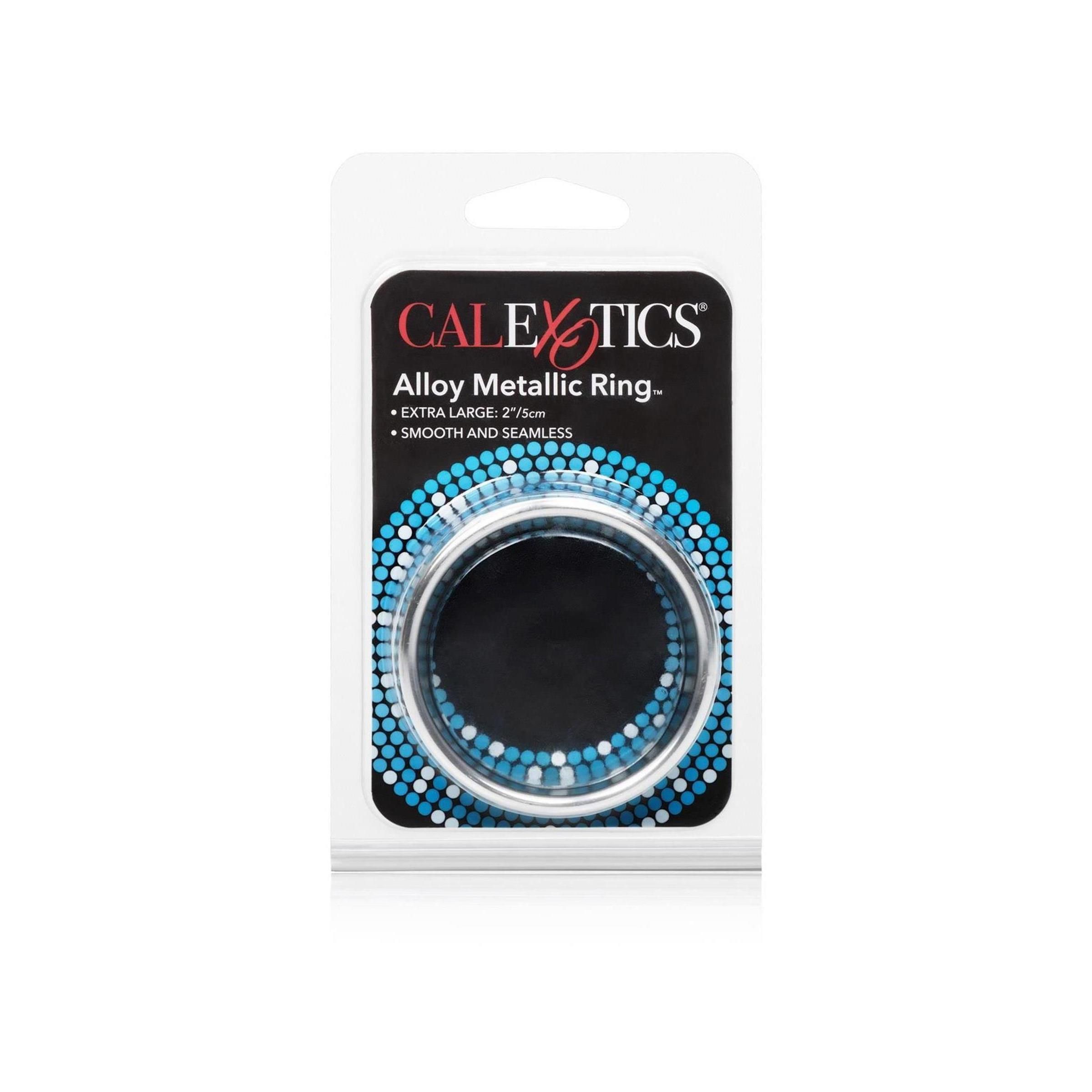 Verpackung mit CalExotics Alloy Metallic Ring. Schwarze Karte mit Produktname und blauen Punkten. Ring aus Metall, extra groß.