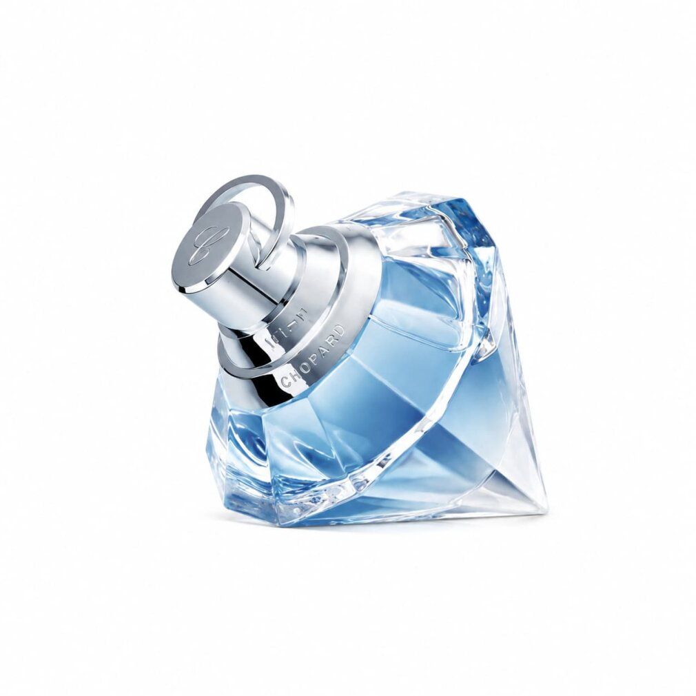 Chopard Wish Eau De Parfum Spray 75ml, hellblaues Parfüm in rautenförmiger Glasflasche, seitliche Ansicht.
