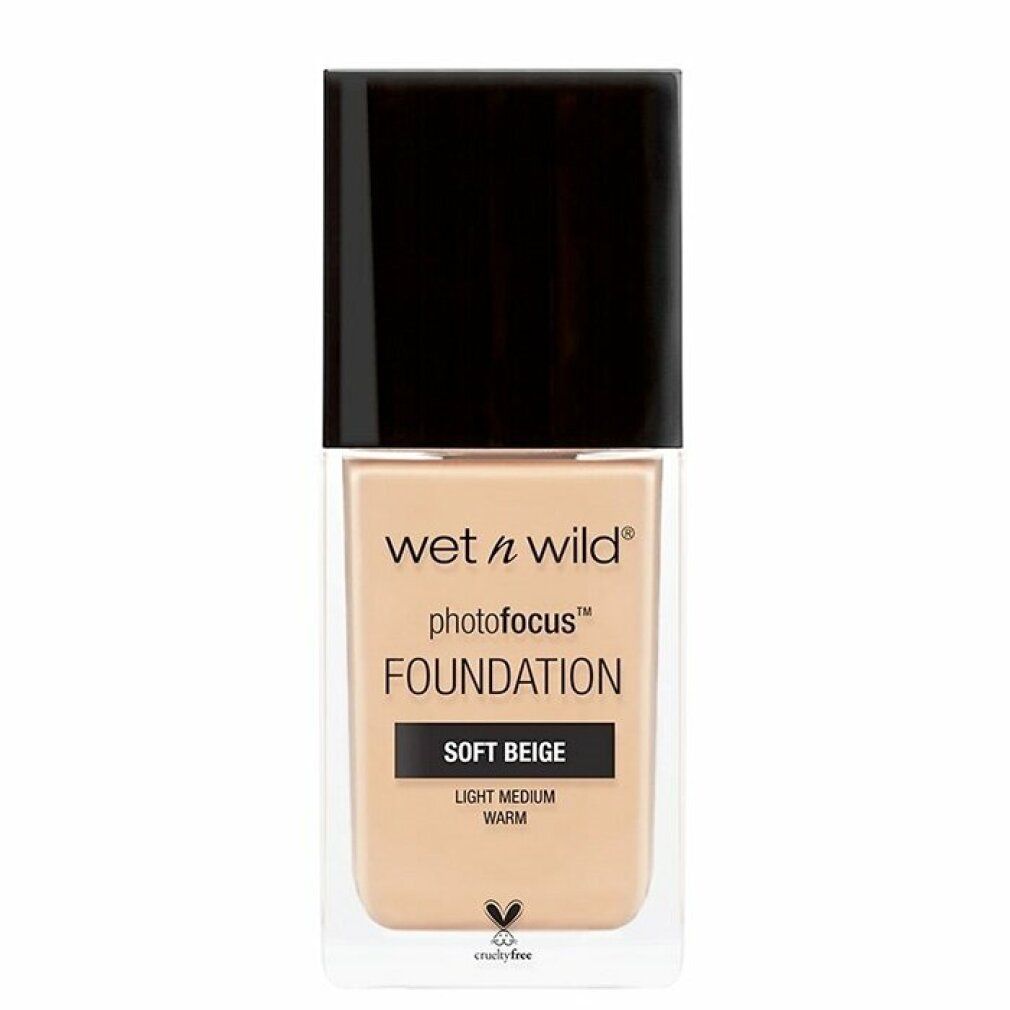 Foundation-Fläschchen mit schwarzem Deckel. Aufschrift: Wet n Wild Photofocus Foundation Soft Beige. Cruelty-free-Logo.