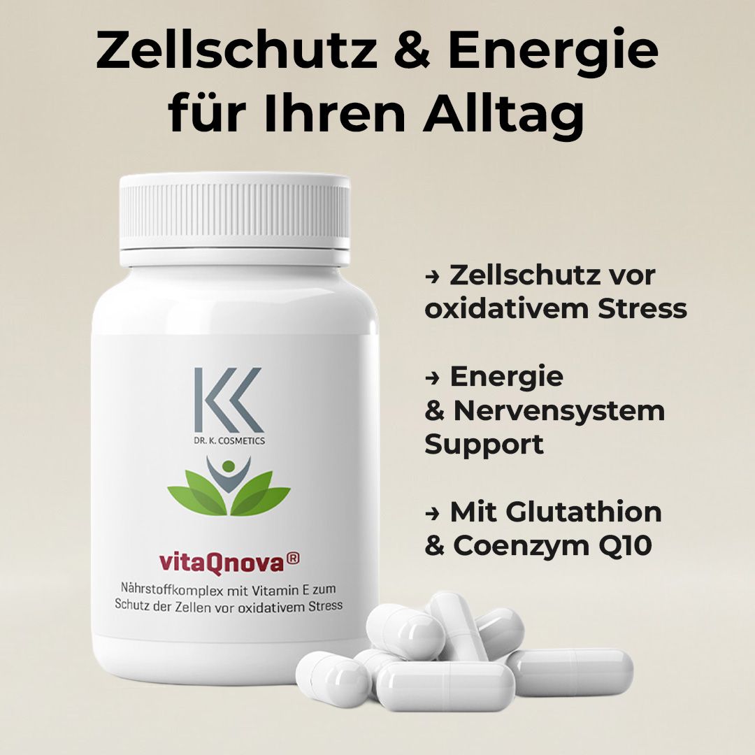 Weiße Kapseln neben einer weißen Flasche mit vitaQnova®-Aufschrift und Dr. K. Cosmetics-Logo.