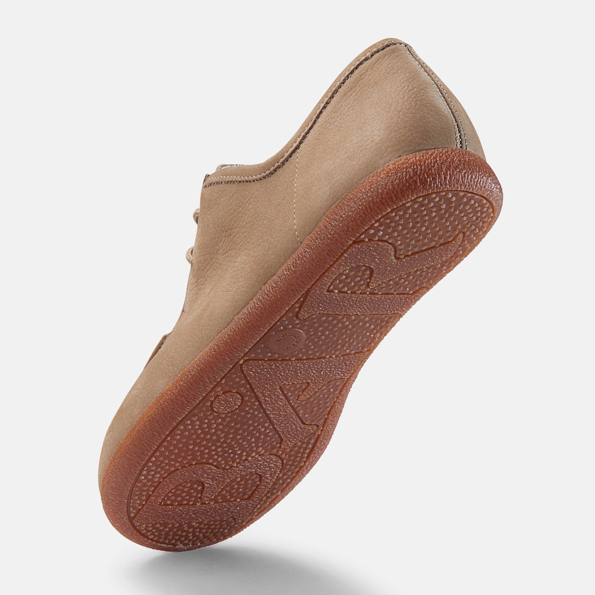 Beige Schnürschuh für Damen. Breite Passform. Leder. Hellbraune Sohle. Schnürung. Schuh von unten.