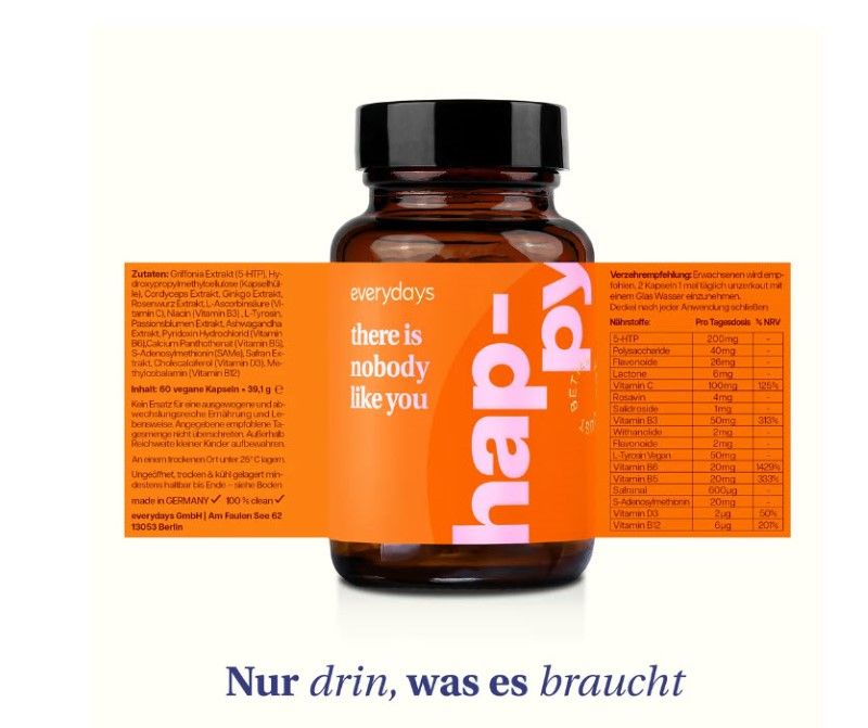 Braune Glasflasche mit orangefarbenem Etikett. Aufschrift: happy, there is nobody like you. Zusammensetzung und Nährwerte.