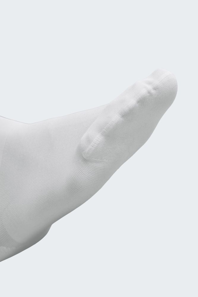 Detailansicht einer weißen Socke, Fokus auf die Zehenpartie mit verstärkter Naht.