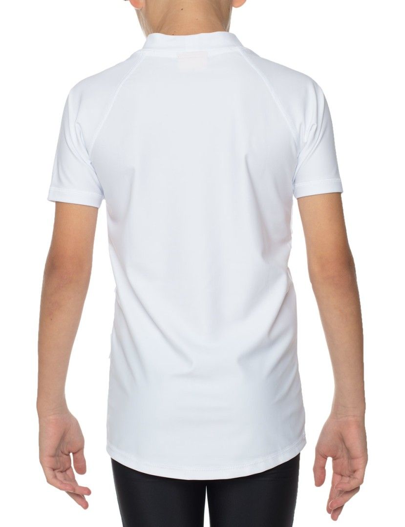 Rückansicht eines weißen Kinder-UV-Shirts. Kurze Ärmel, Stehkragen. Glatter Stoff, keine sichtbaren Details oder Aufdrucke auf der Rückseite.