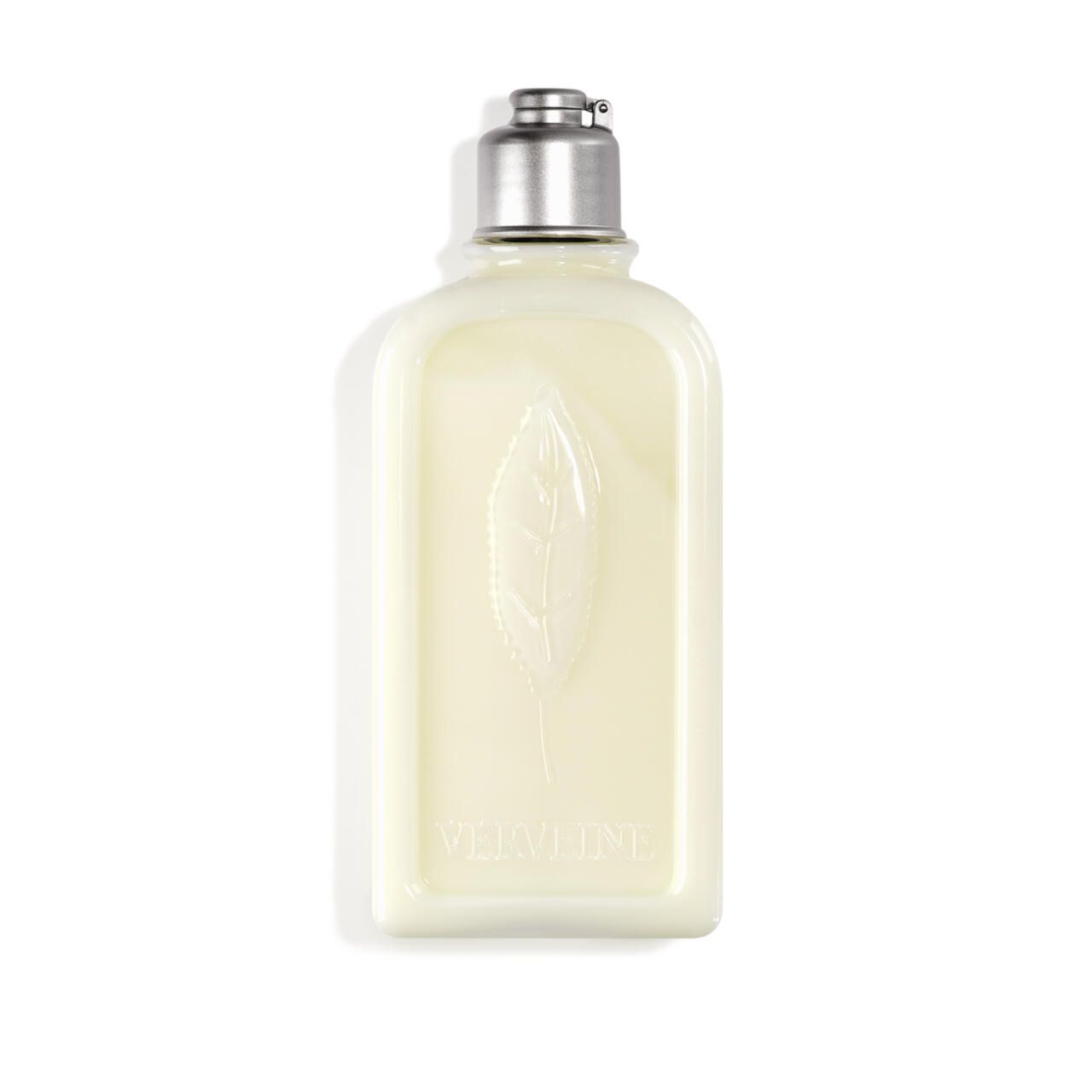 Cremefarbene Flasche mit silbernem Deckel. Geprägtes Blattmotiv. Verbene-Schriftzug. L'Occitane-Produkt.