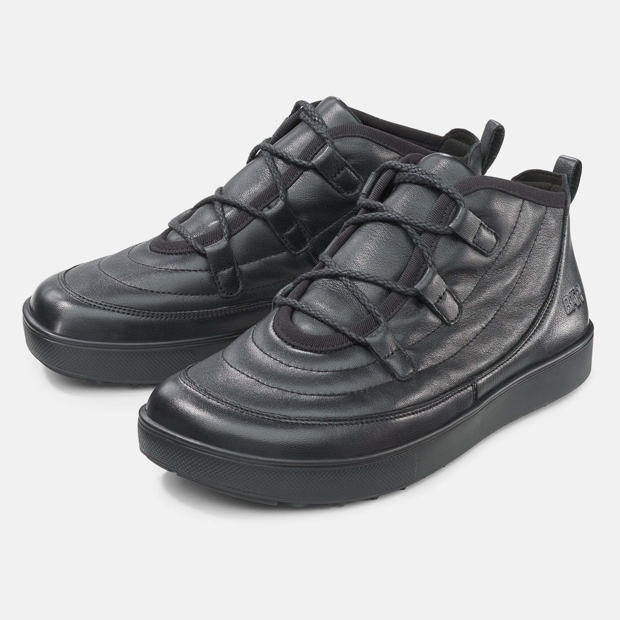 Schwarze Stiefeletten mit Schnürung. Obermaterial Leder, breite Sohle. Seitliche Ansicht, zwei Schuhe nebeneinander.