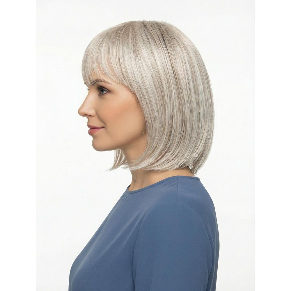 Perücke Mola von trendhair. Grauer Bob mit Pony. Frau mit blauem Oberteil. Seitenansicht.