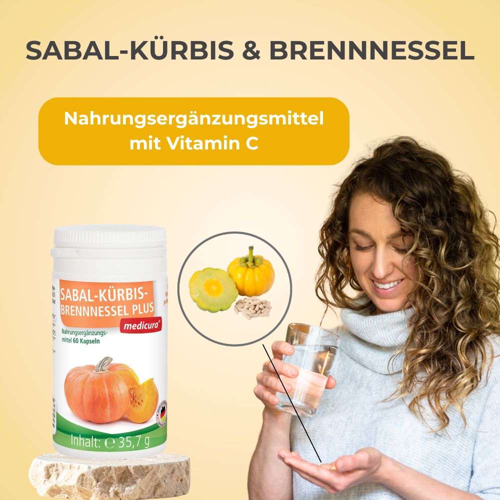 Frau trinkt Wasser neben Behälter SABAL-KÜRBIS-BRENNNESSEL PLUS und Detailbild von Kürbis und Samen.