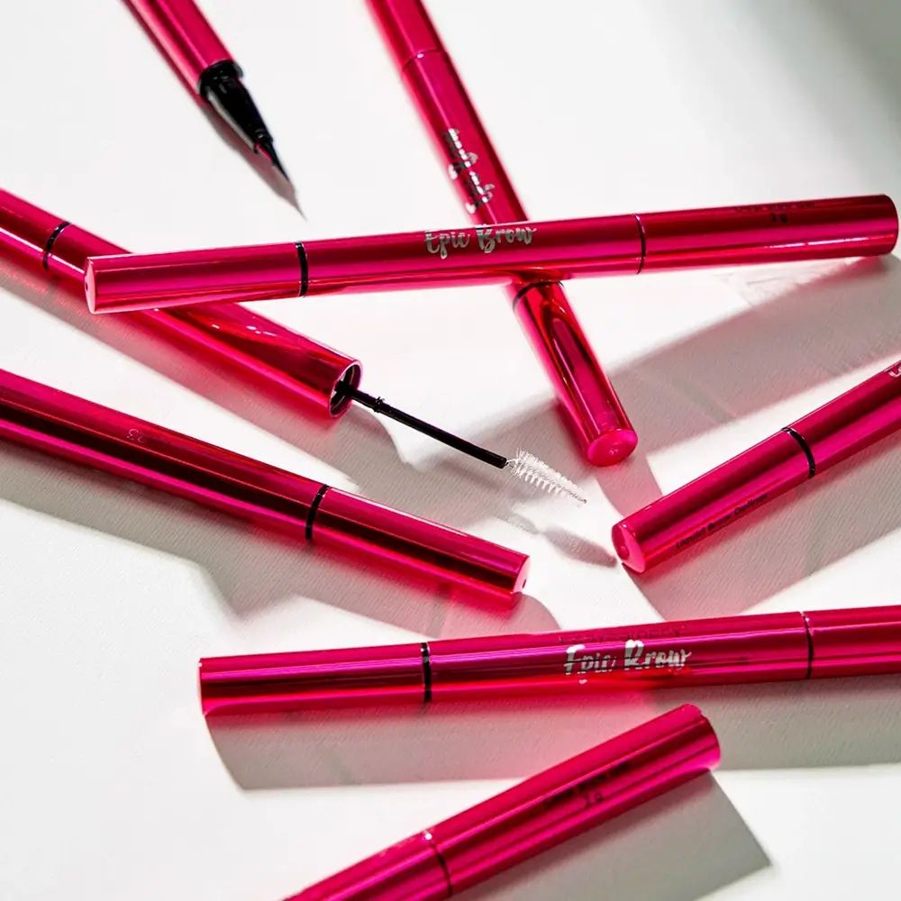 Mehrere pinkfarbene Augenbrauenstifte. Text: Epic Brow. Mit Applikatorbürste und Liquid Brow Definer.