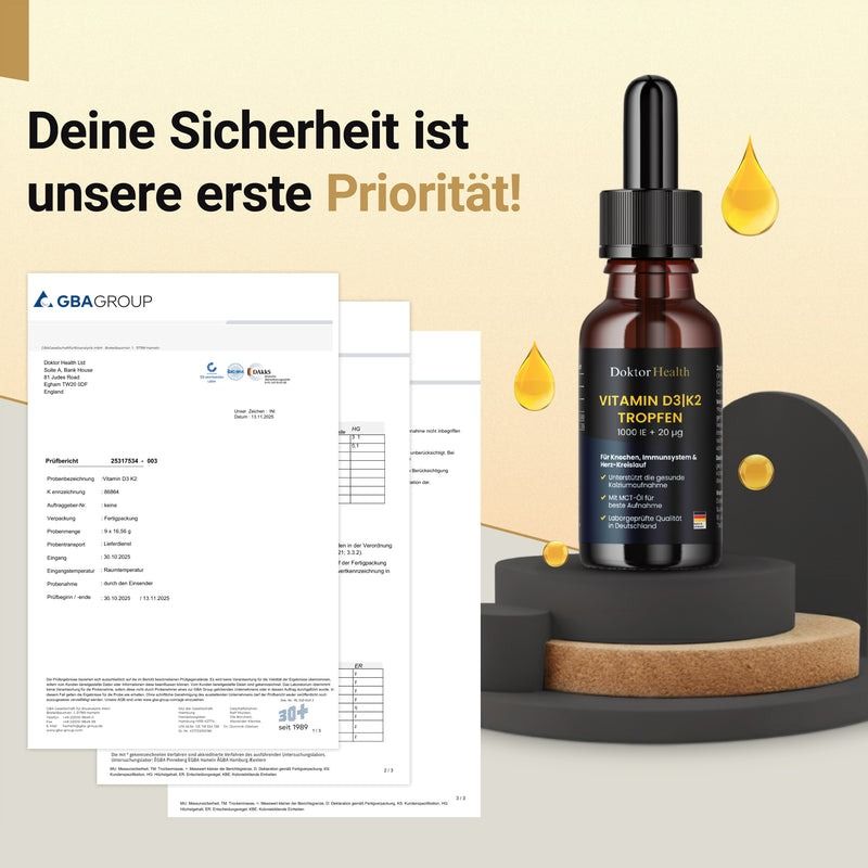 Braune Glasflasche mit schwarzem Deckel und Pipette. Daneben: Zertifikate. Aufschrift: Vitamin D3 + K2 Tropfen. Gelbe Tropfen.