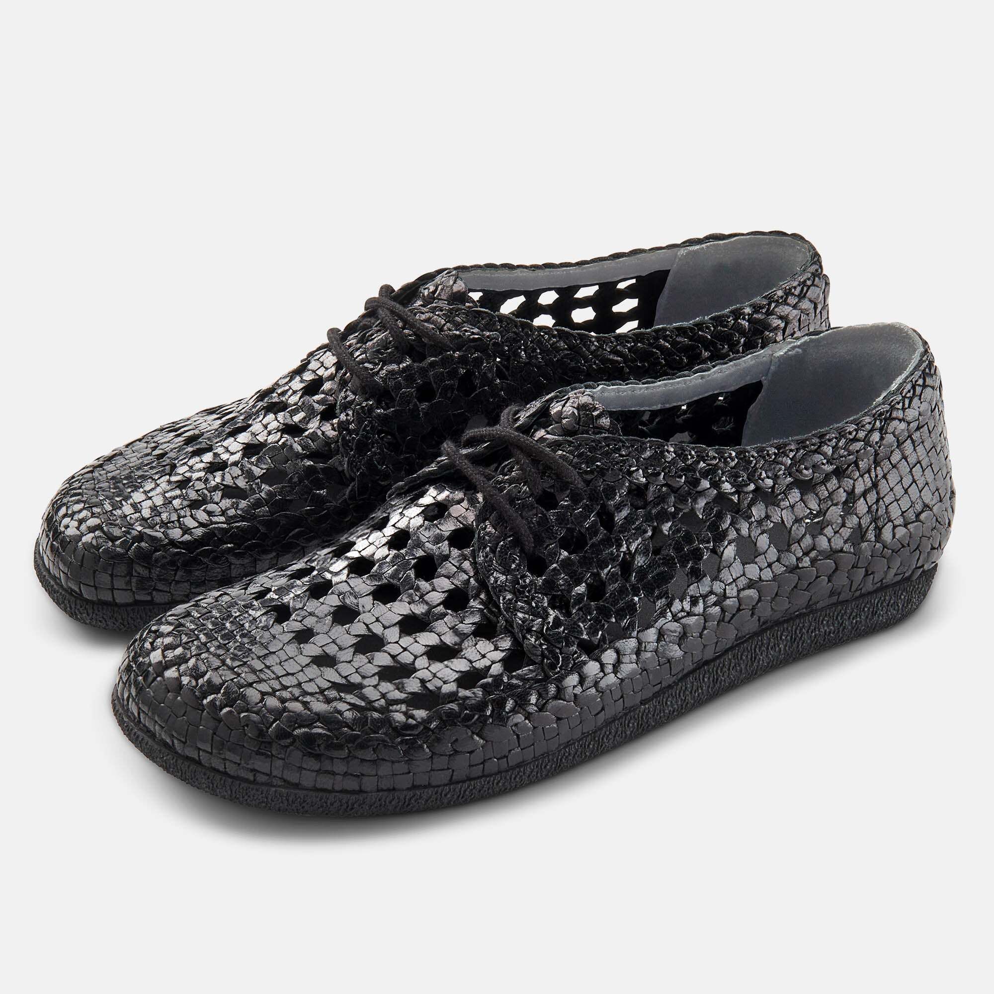 Paar blaue Wildleder-Schnürschuhe, von vorne.
