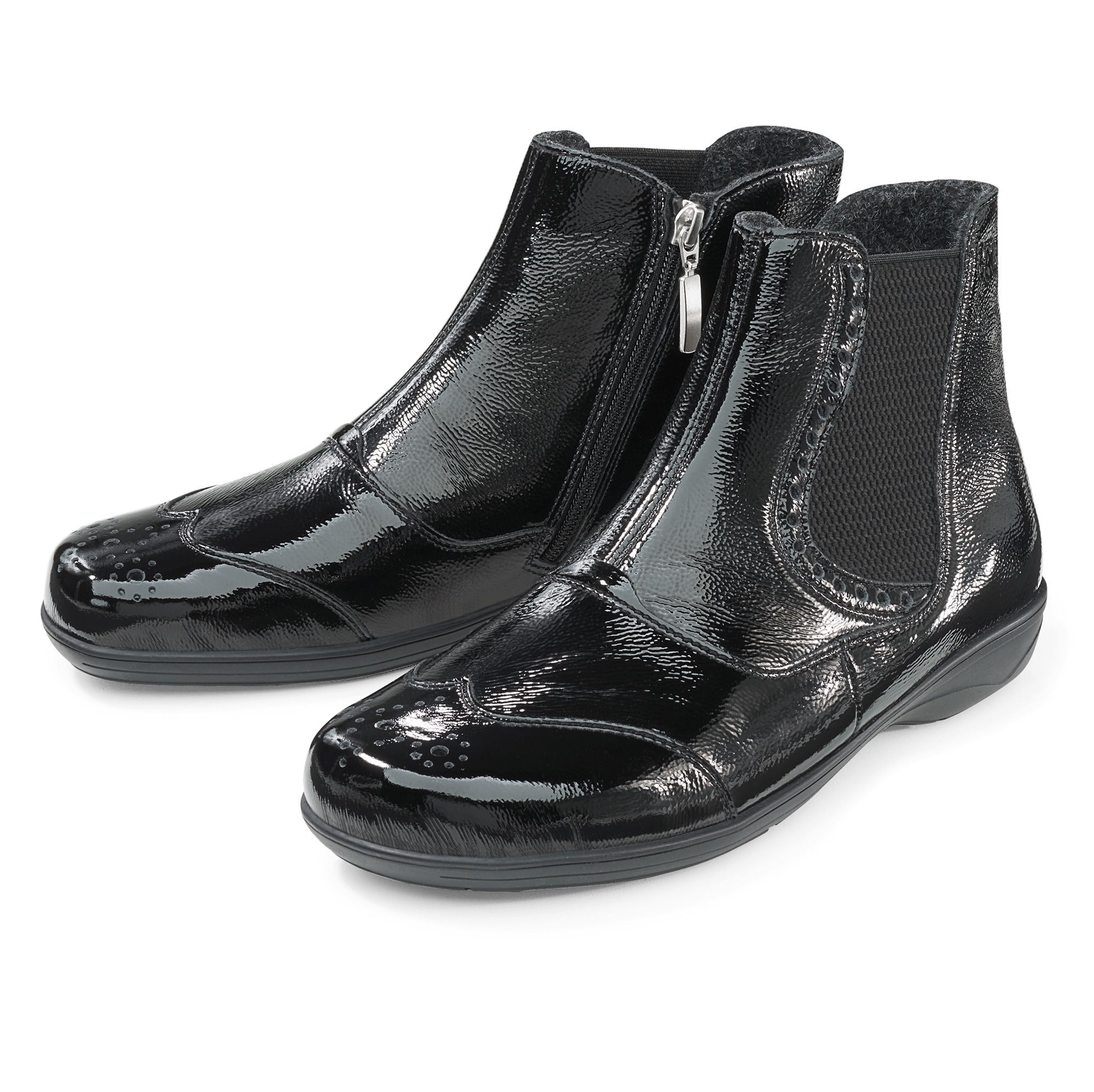Schwarze Stiefeletten mit Reißverschluss und Lochmuster. Glänzendes Obermaterial. Breite Passform. Zwei Schuhe nebeneinander.