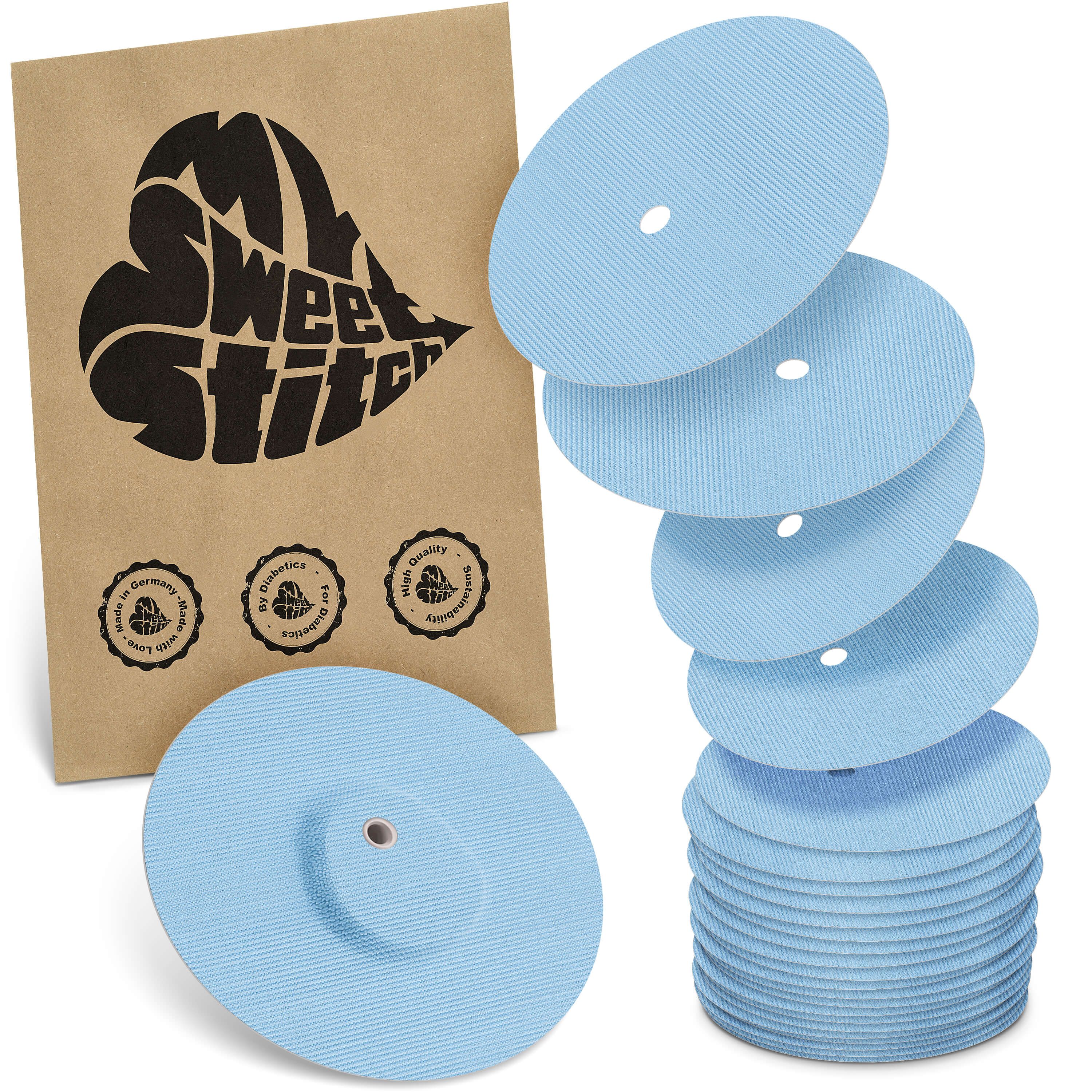 Hellblaue, runde Pflaster mit Loch, gestapelt und in Verpackung. Verpackung mit Logo und Siegeln.