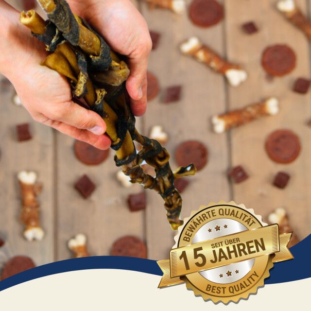 Hände halten Rinderkopfhautstangen mit Pansen. Auf Holzuntergrund mit weiteren Snacks. Label: Bewährte Qualität, 15 Jahren, Best Quality.