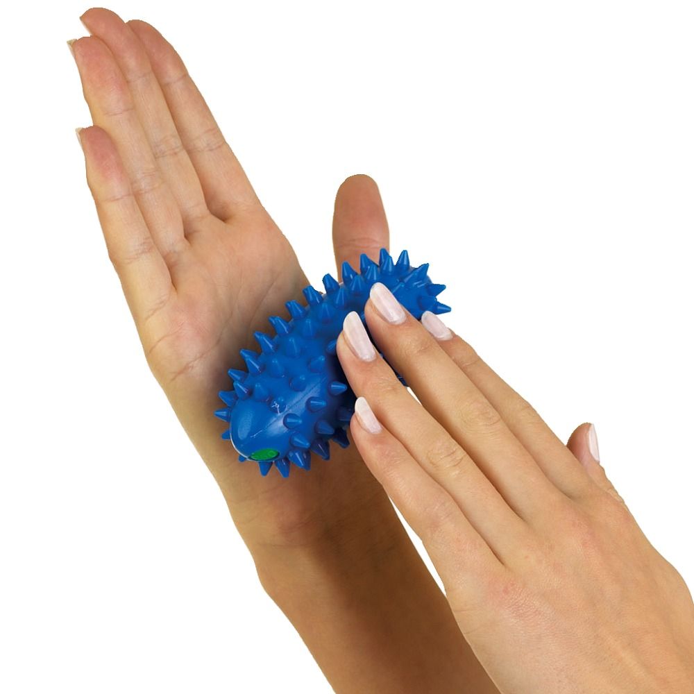 Blauer Handtrainer mit Noppen in einer Hand. Die andere Hand massiert den Trainer. Weißer Hintergrund.
