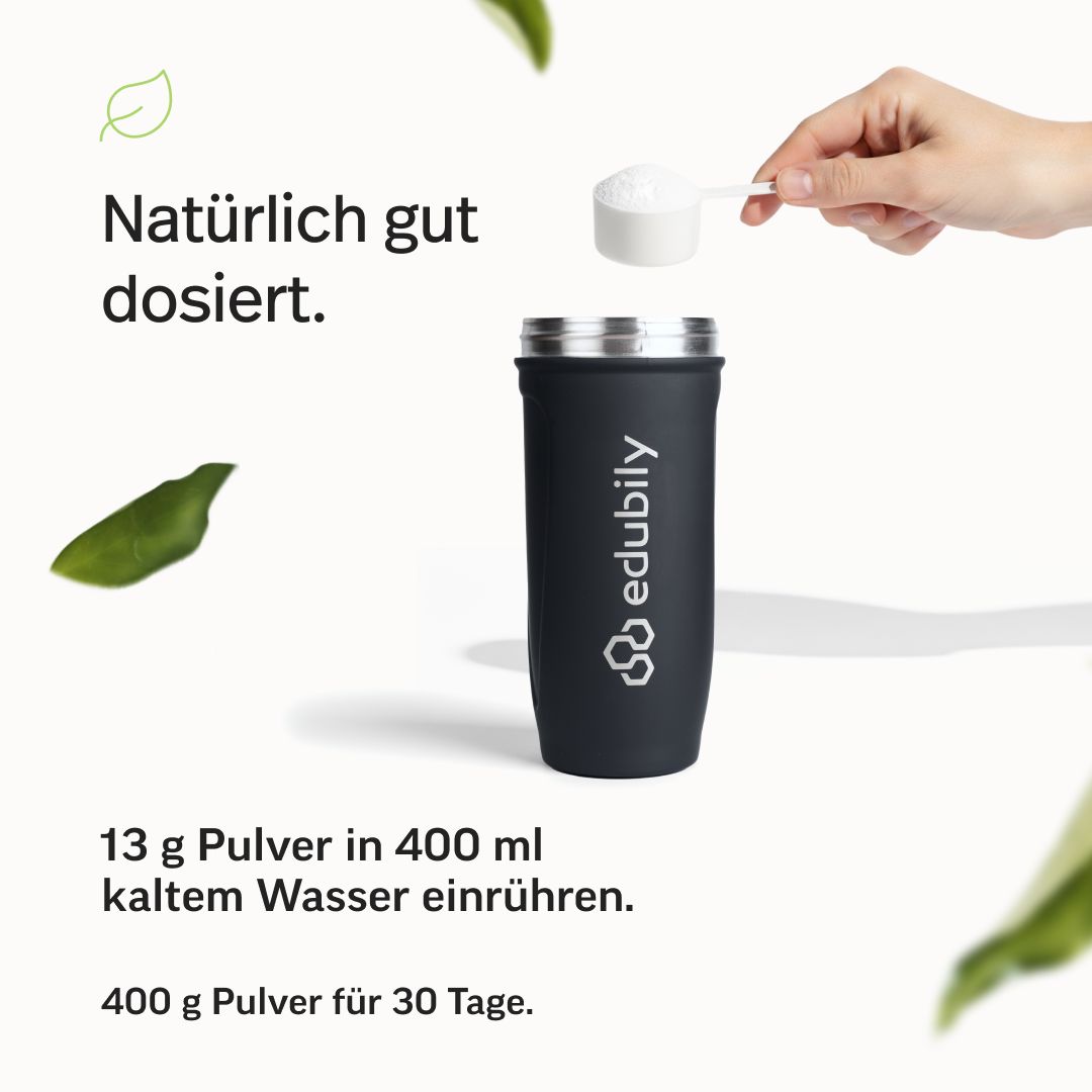 Hand gibt Löffel mit weißem Pulver in schwarzen Shaker mit edubily Logo. Text: 13g Pulver in 400ml kaltem Wasser einrühren. 400g Pulver für 30 Tage.