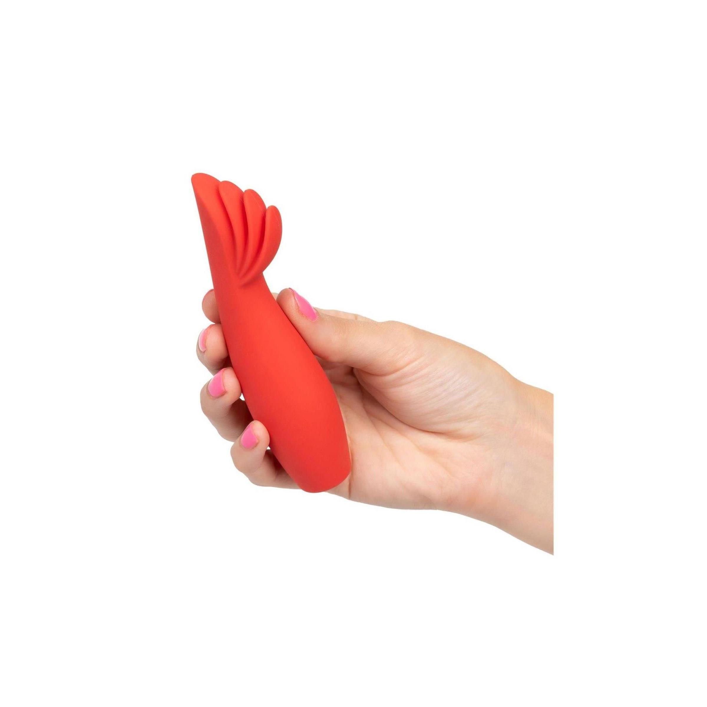 Orangener Vibrator in einer Hand gehalten. Der Vibrator hat eine geschwungene Form.