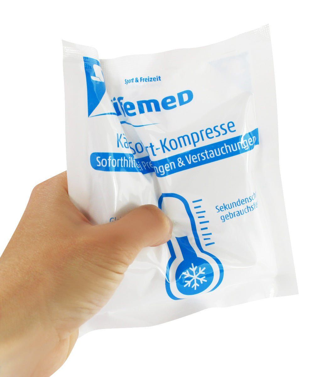 Lifemed Kälte-Sofort-Kompresse in Hand gehalten. Aufdruck: Kälte-Sofort-Kompresse, Soforthilfe bei Prellungen & Verstauchungen. Thermometer-Symbol.