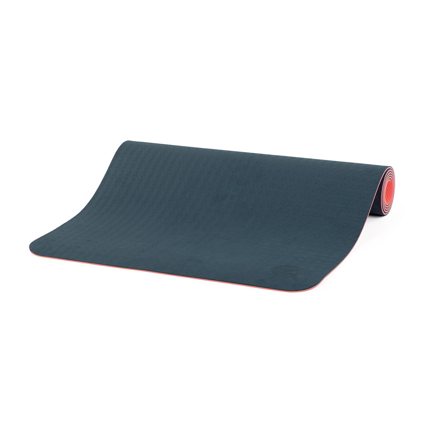 Yogamatte, blau-grau mit roter Unterseite, teilweise gerollt. Logo sichtbar. TPE-Material.