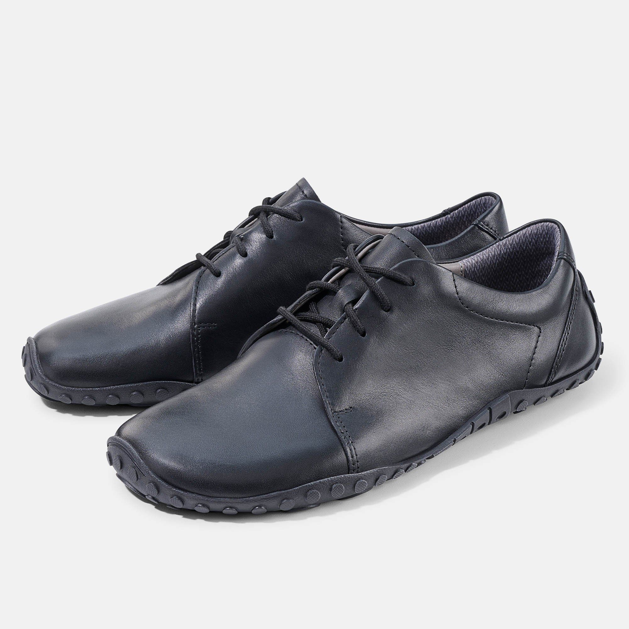 Schwarze Schnürschuhe, Leder, flache Sohle. Zwei Schuhe nebeneinander, Blick von vorne.