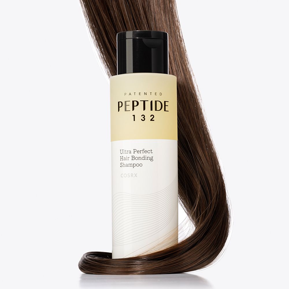 Flasche PEPTIDE-132 Ultra Perfect Hair Bonding Shampoo mit dunklem Haar.
