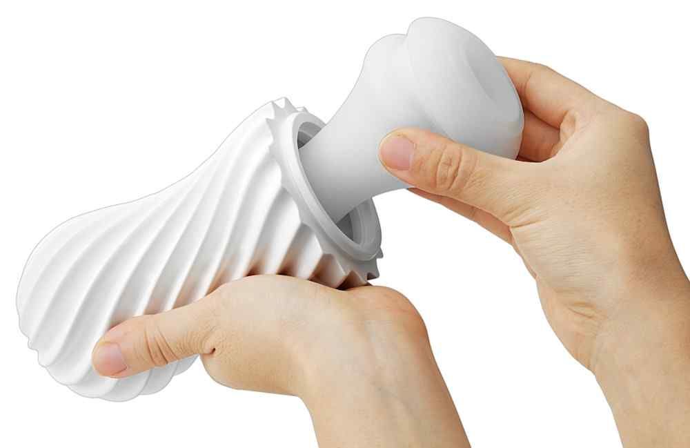 Hände halten ein weißes, spiralförmiges Produkt, das geöffnet wird.