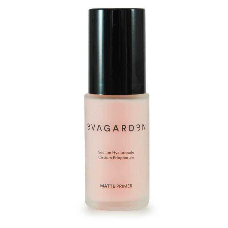 Rosa Primer-Flasche mit schwarzem Deckel. Aufschrift: Eva Garden, Sodium Hyaluronate, Cirsium Eriophorum, Matte Primer.