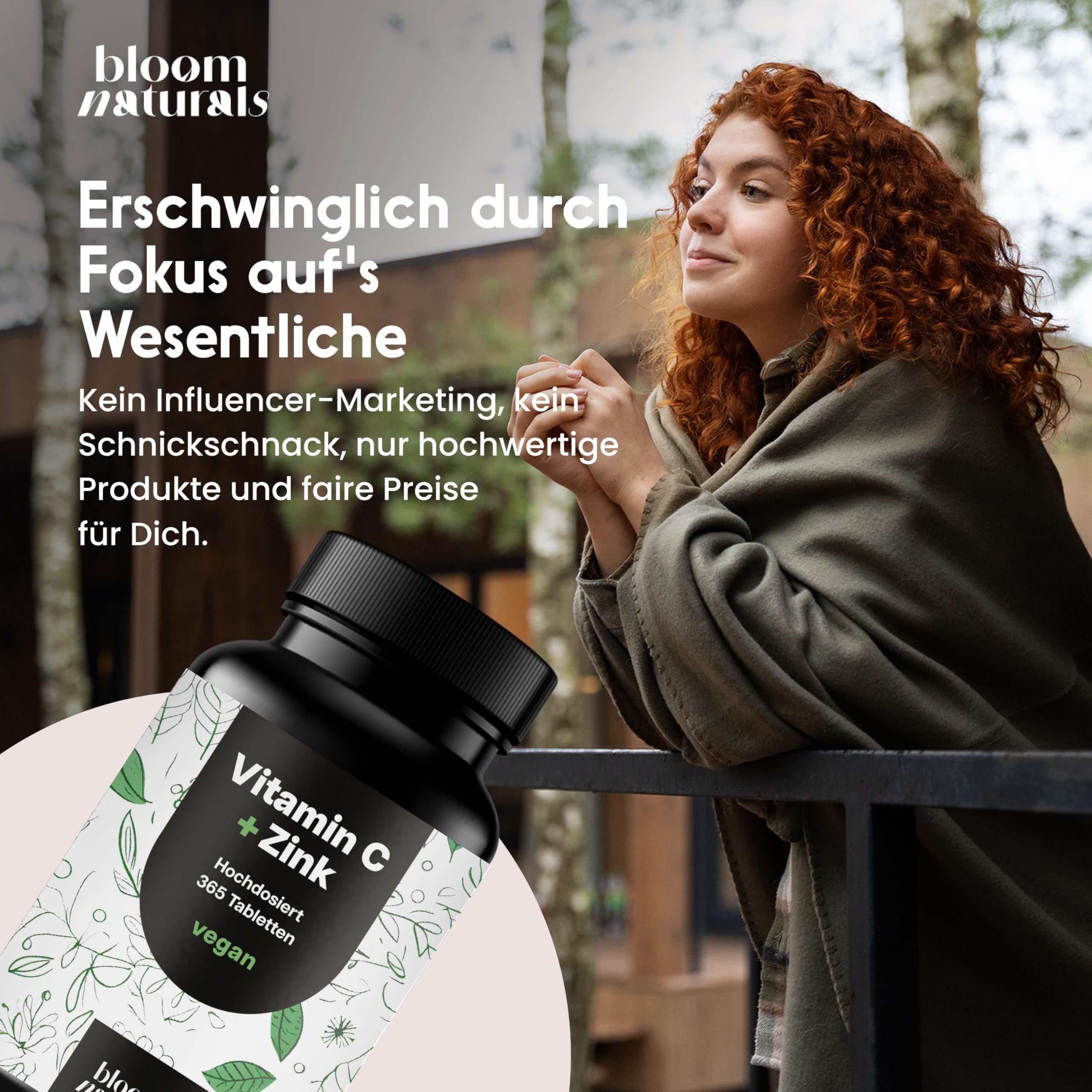 Frau lehnt an Geländer. Flasche: Vitamin C + Zink, 365 Tabletten, vegan. Text: Fokus auf's Wesentliche.