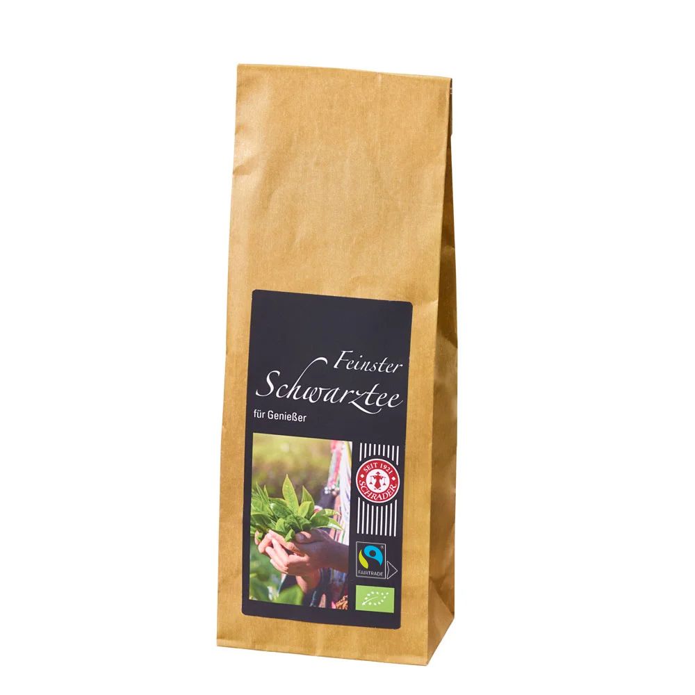Braune Papiertüte mit schwarzem Etikett. Aufschrift: Feinsten Schwarzer Tee. Mit Fairtrade- und Bio-Siegel.