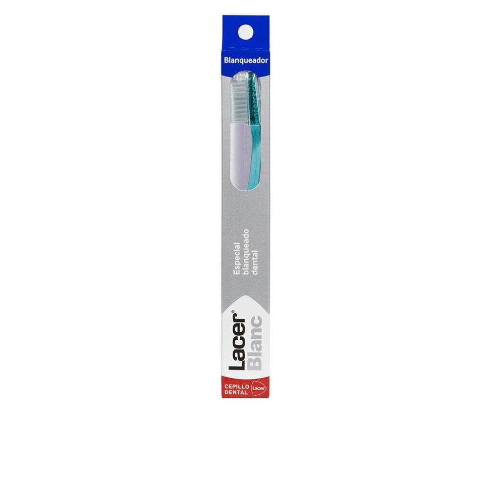 Zahnbürste in Verpackung. Weißer Griff, blauer Borstenkopf. Text: Lacer Blanc, Especial blanqueado dental.
